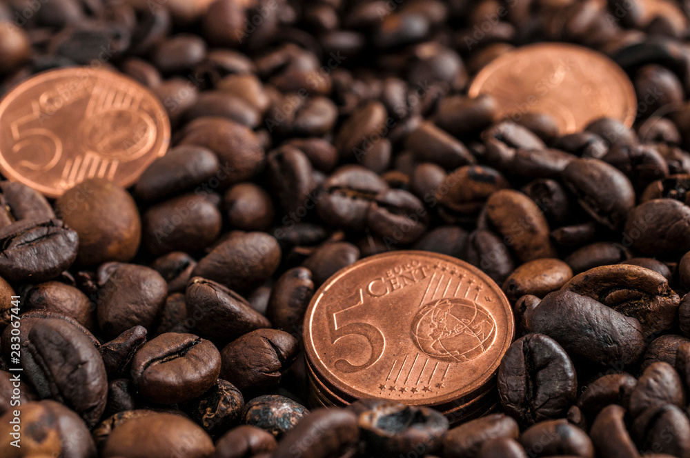Naklejka premium European coffee market concept: 5 cent euro coins inside fresh roasted coffee beans