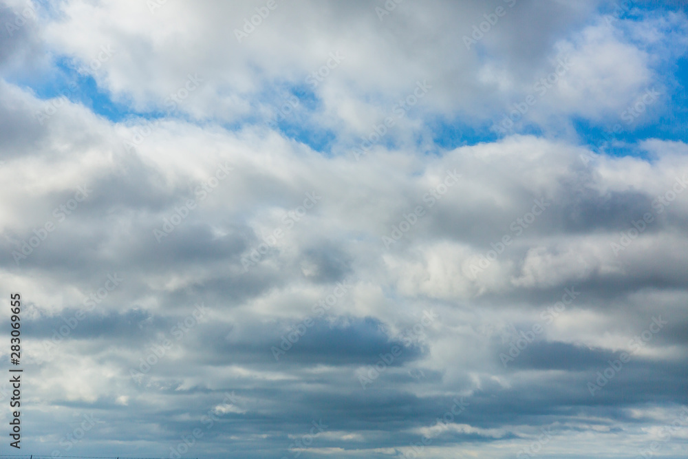 Obraz premium Cloudy summer sky with blue sky at daytime