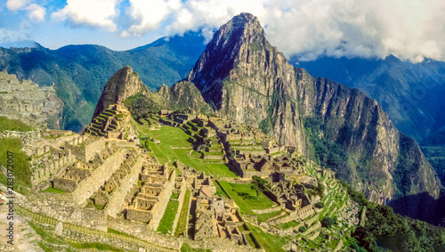 Machu Picchu, die Stadt der Inkas in den Anden auf der Bergspitze des Huayna  in 2430 Metern Höhe über dem Urubambatal