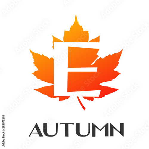 Logotipo con texto Autumn con letra E en espacio negativo sobre hoja en color naranja