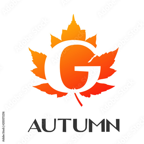 Logotipo con texto Autumn con letra G en espacio negativo sobre hoja en color naranja