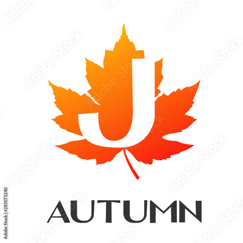 Logotipo con texto Autumn con letra J en espacio negativo sobre hoja en color naranja