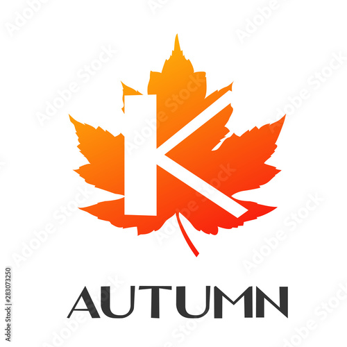 Logotipo con texto Autumn con letra K en espacio negativo sobre hoja en color naranja