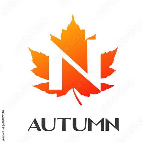 Logotipo con texto Autumn con letra N en espacio negativo sobre hoja en color naranja