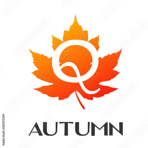 Logotipo con texto Autumn con letra Q en espacio negativo sobre hoja en color naranja