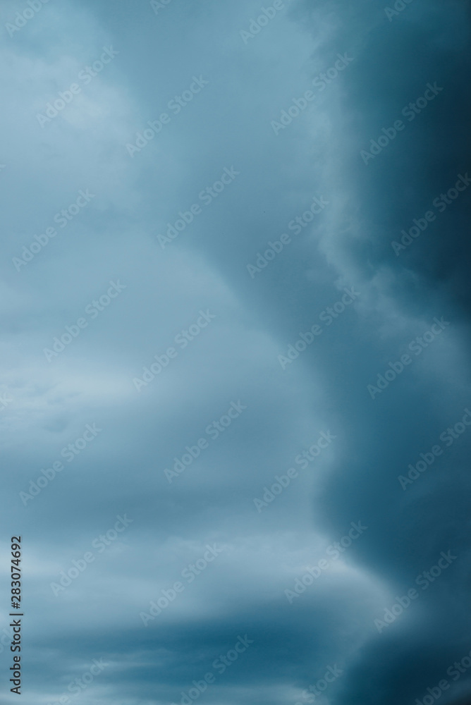 Obraz premium Dramatic cloudscape texture. Dark heavy thunderstorm clouds before rain. Overcast rainy bad weather. Storm warning. Natural blue background of cumulonimbus. Nature backdrop of stormy cloudy sky.