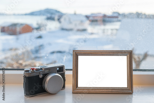 Cuadro en lienzo Vintage Camera with blank picture frame on window sill