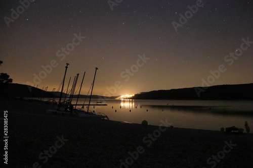Lac de nuit avec ville au loin