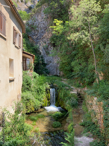 Petite chute d'eau dans un village