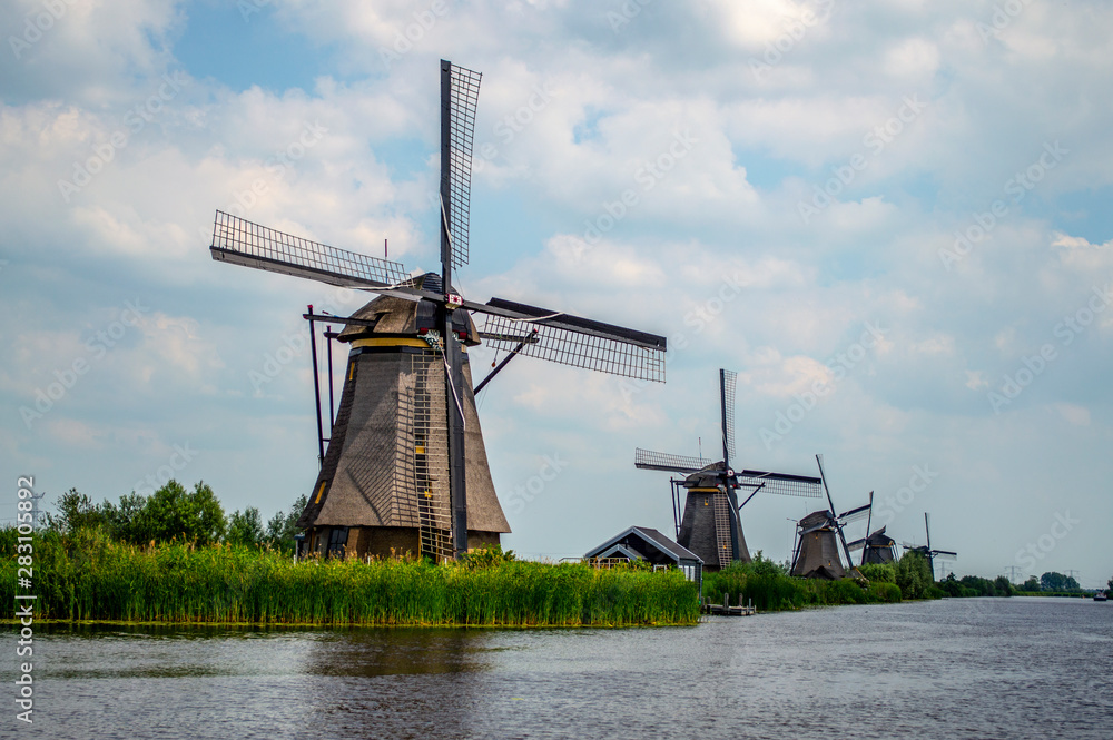 Naklejka premium Traditional Dutch windmills near the canal in Kinderdijk, Netherlands.