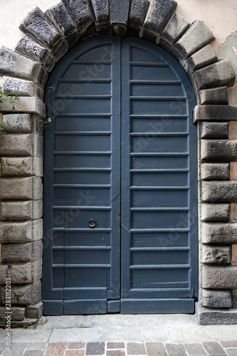 porta ingresso blu di legno palazzo antico italia