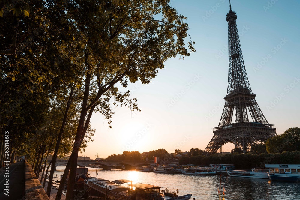 Obraz premium Eiffel Tower at Sunrise