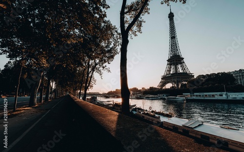 Eiffel Tower at Sunrise © Ciel