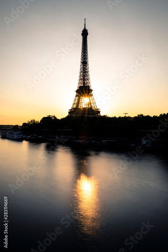 Eiffel Tower at Sunrise © Ciel