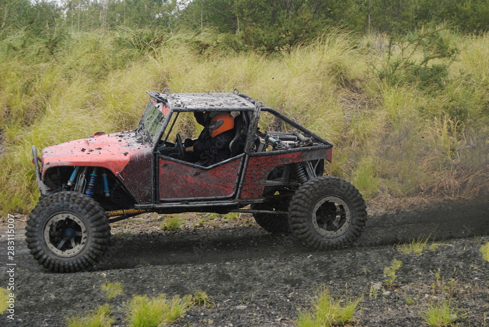 4x4 trial em todo o terreno a alta velocidade a passar no meio da lama