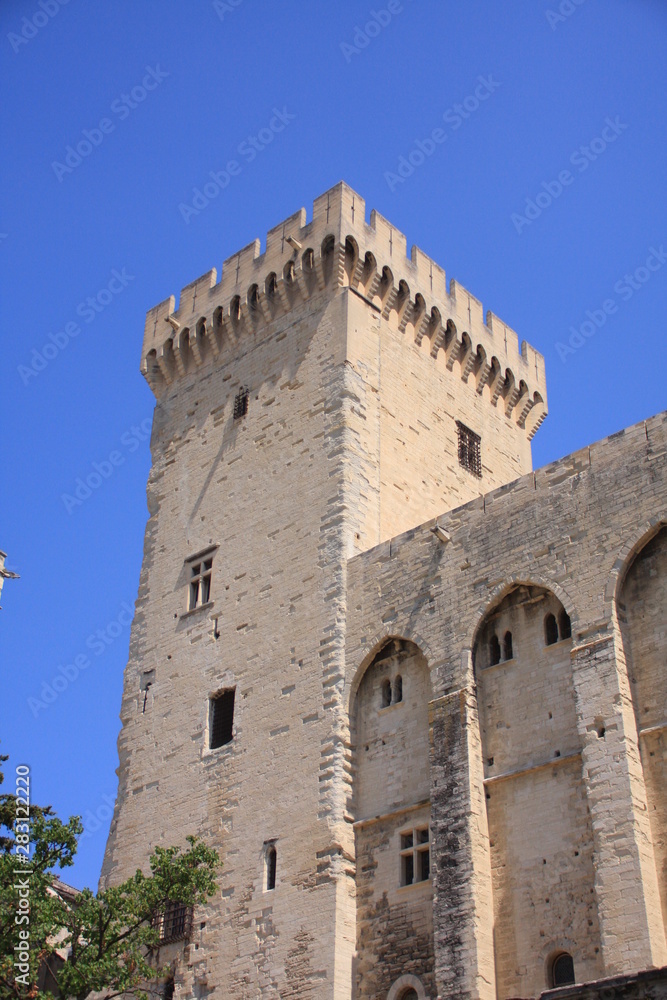 une tour du palais des papes d'Avignon