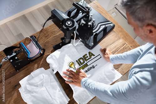 Bild auf Leinwand Printing On T-Shirt In Workshop