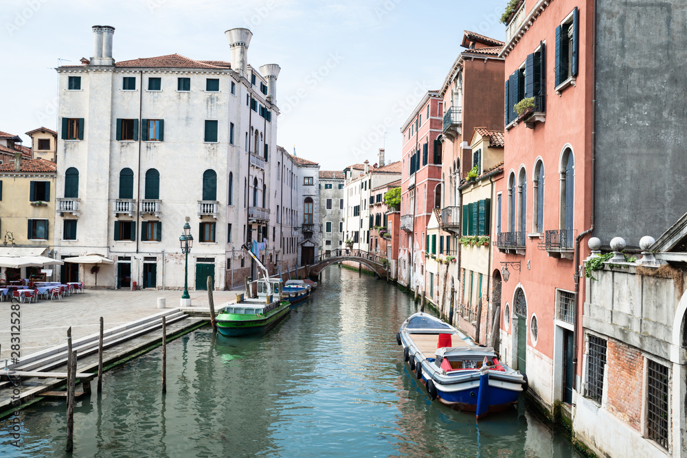 Obraz premium Canal And Old Historic Houses In Venice