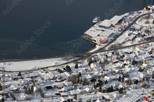Ciudad nevada al borde del lago