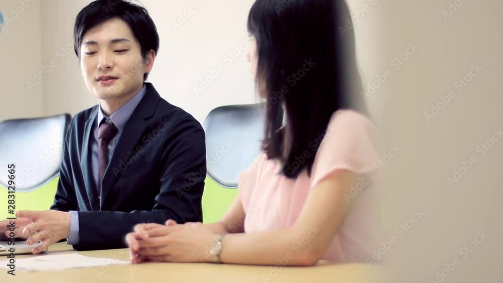 会議室でミーティングする日本人ビジネスマン 会議室でミーティングする日本人ビジネスマン