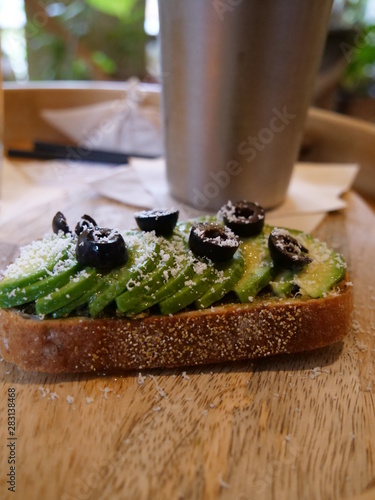 Avocado Toast mit Oliven photo