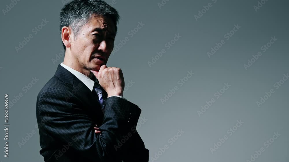 考える中高年男性 考える中高年男性