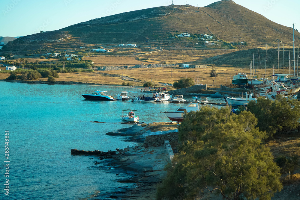 Obraz premium paros by the sea full of boats