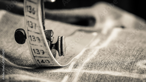 Cuadro en lienzo Closeup of vintage tailor machine with scissors, cloth and threads