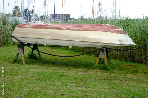 Ruderboot wird für den Anstrich vorbereitet photo