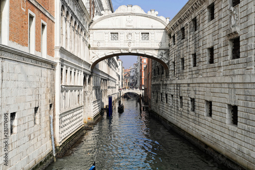 Seufzerbrücke über Kanal Rio di Palazzo, links Dogenpalast, rechts Gefängnis, Venedig, Veneto, Italien, Europa ©  Egon Boemsch