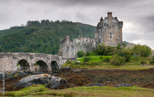 Фотография The famous Eilean Donan Castle in the lake of Loch Alsh  at the Highlands of Scotland