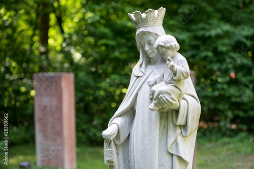 Friedhof - Friedhof - Statue beim Grab Maria und Kind
