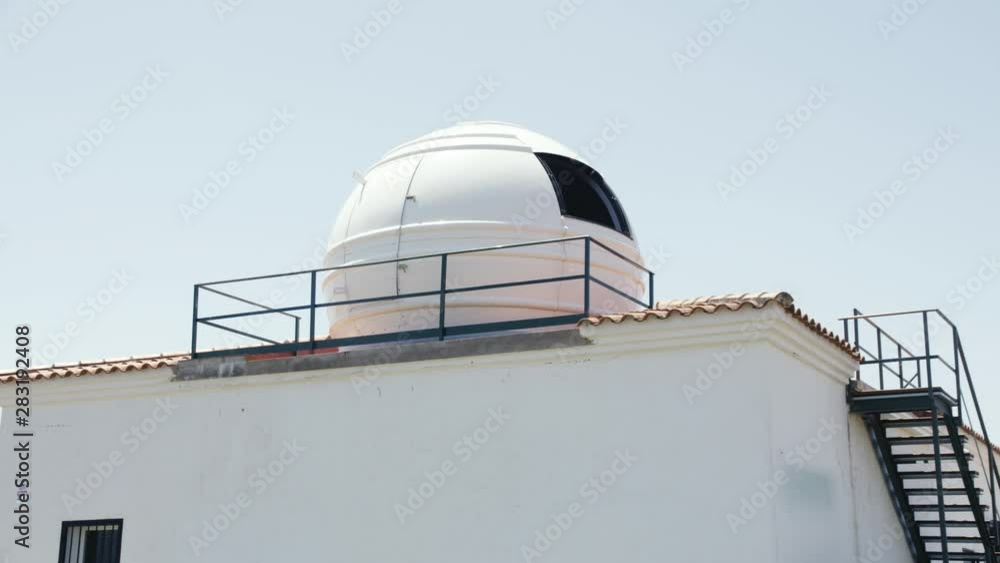 Cúpula de observatorio girando Cúpula de observatorio girando