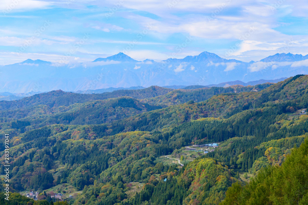 上信越国立公園。大望峠から北アルプスを望む。鬼無里　長野　日本。１０月下旬。