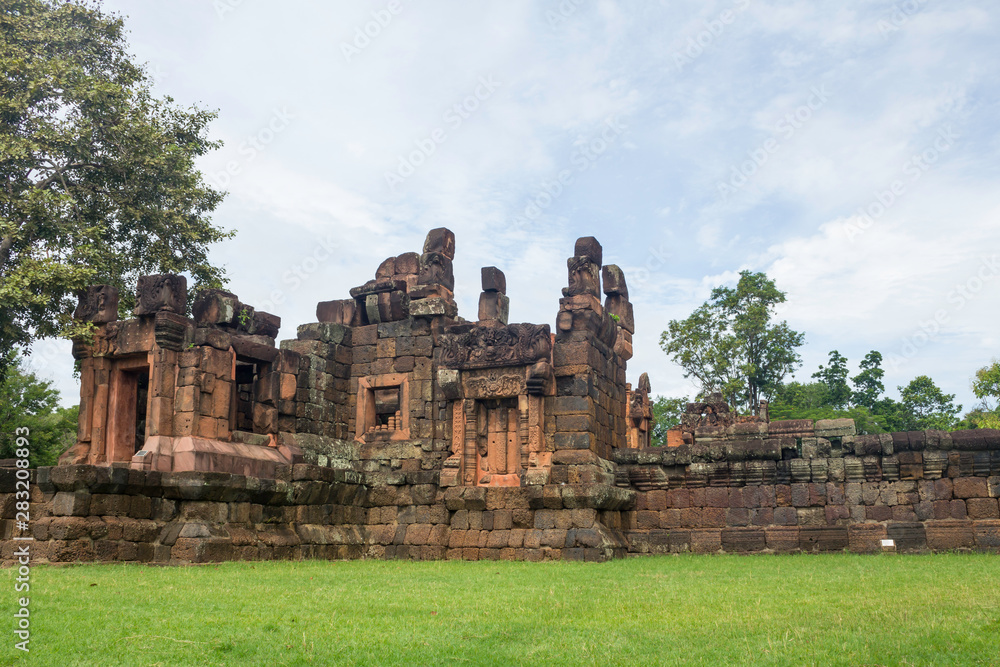 Prasat Pueai Noi is one of the most beautiful sinful Khmer art sites in Khon Kaen, Thailand. Prasat Pueai Noi is one of the most beautiful sinful Khmer art sites in Khon Kaen, Thailand.