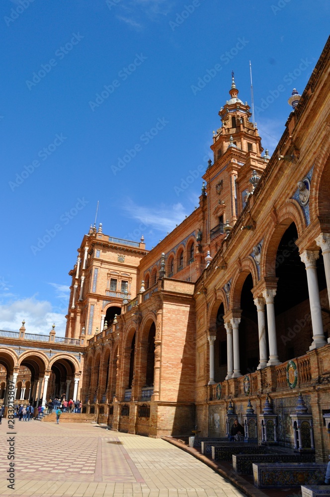 Fachada de palacete en la Plaza de España de Sevilla
