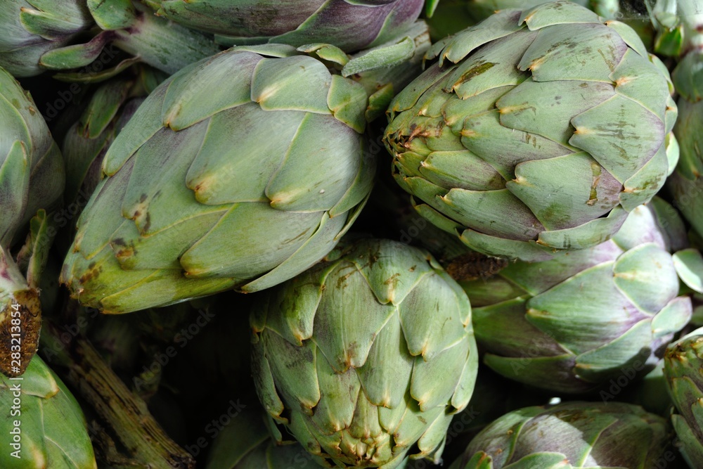 Fototapeta premium Alcachofas en el mercado