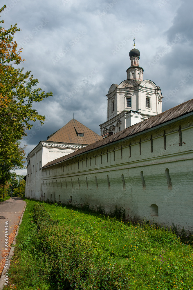 The small height of the walls and towers of the monastery is due to the steep Bank of the river Yauza and the loss of the monastery in the 17th century, the value of the Moscow defense Outpost.      