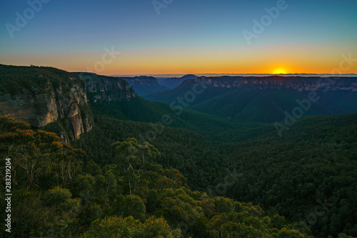 sunrise at govetts leap lookout, blue mountains, australia 4