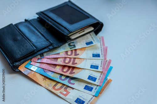 Wallpaper Mural EURO-Geldscheine stecken in einem schwarzen Portemonnaie und stehen für Bargeld, Cash, Reichtum, passives Einkommen und Bezahlung im Finanzsektor Torontodigital.ca