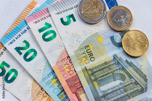 Europäisches Bargeld aus verschiedenen EURO-Geldscheinen und EURO-Münzen steht für die Finanzwelt, passives Einkommen, Nebenerwerb und Hartz IV photo