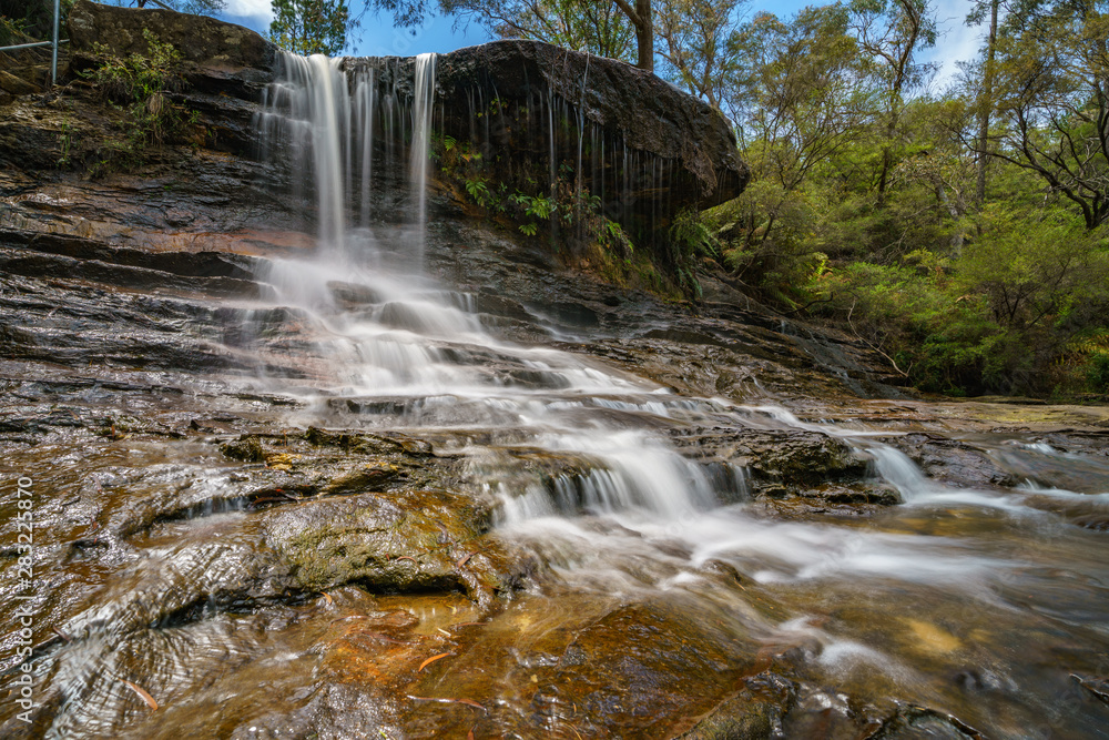 Naklejka premium waterfall on weeping rock walking track, blue mountains national park, australia 22