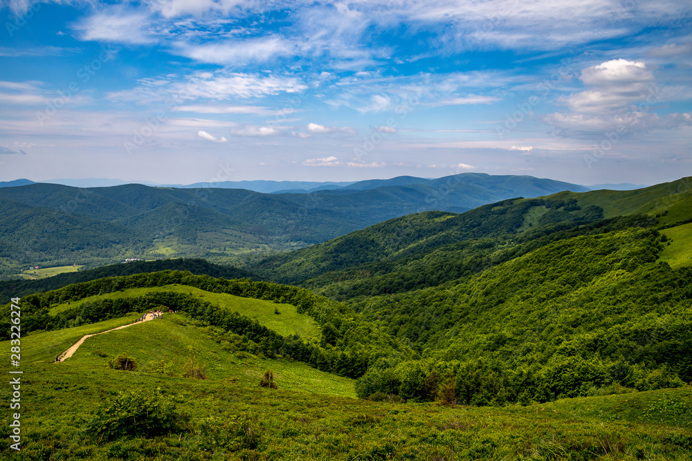 Obraz premium Zielone szczyty gór