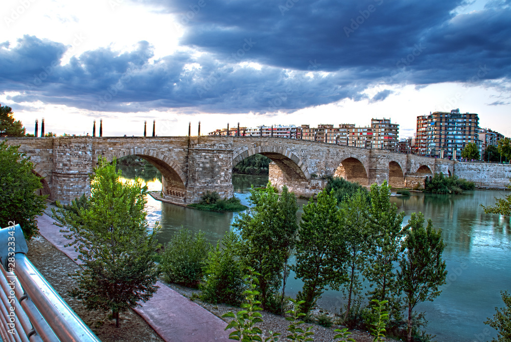 puente de piedra y el río Ebro a su paso por la ciudad de Zaragoza (España)
