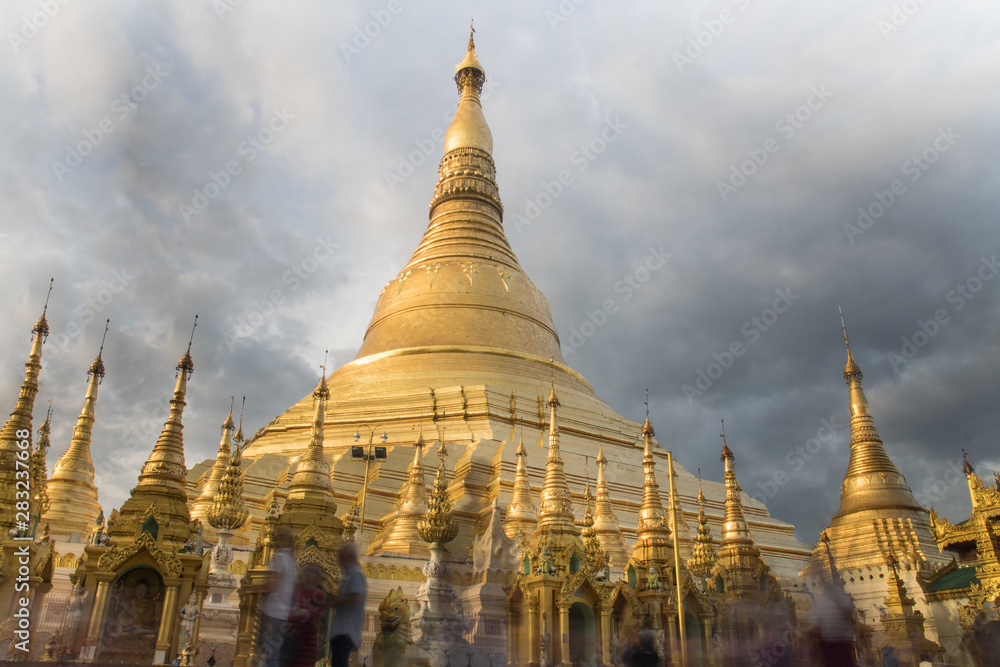 Naklejka premium dark clouds over shwedagon pagoda in yangon myanmar