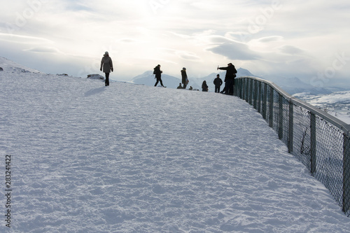 Turistas de paseo en montaña nevada