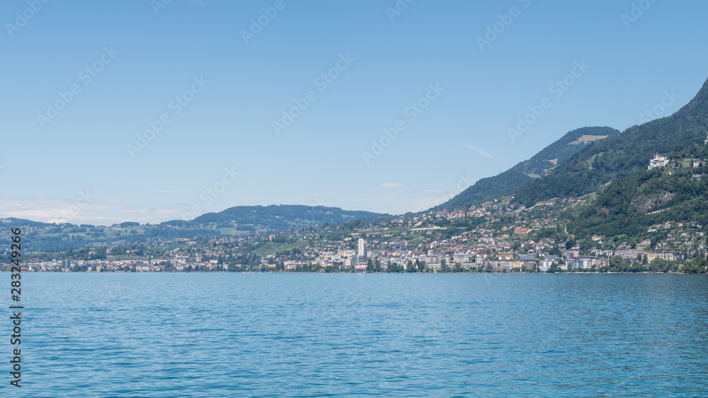 Ville de Montreux en Suisse vue du Lac Léman
