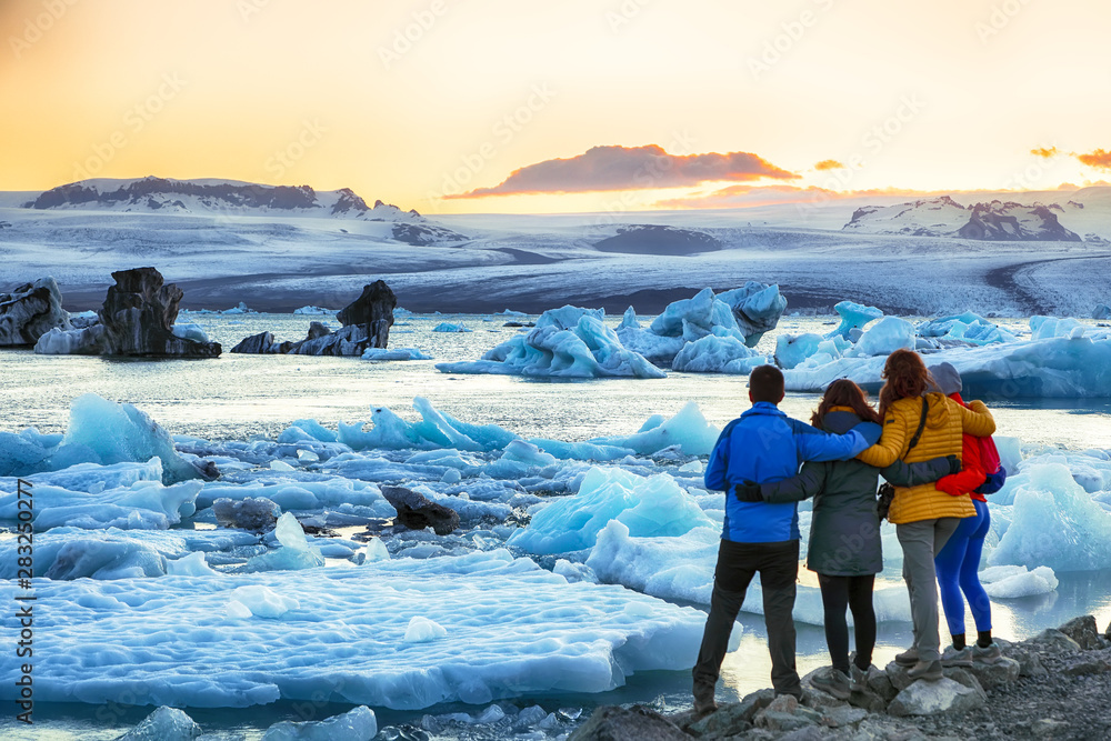 Ταπετσαρία Group of tourist looking Beautifull landscape with floating icebergs in Jokulsar
