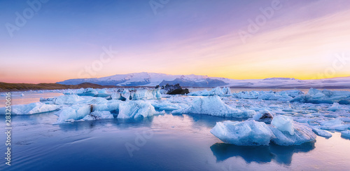 Fototapeta Naklejka Na Ścianę i Meble -  Beautifull landscape with floating icebergs in Jokulsarlon glacier lagoon at sunset