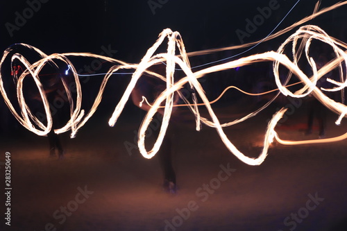 Tableau sur toile Night fireshow in long exposure